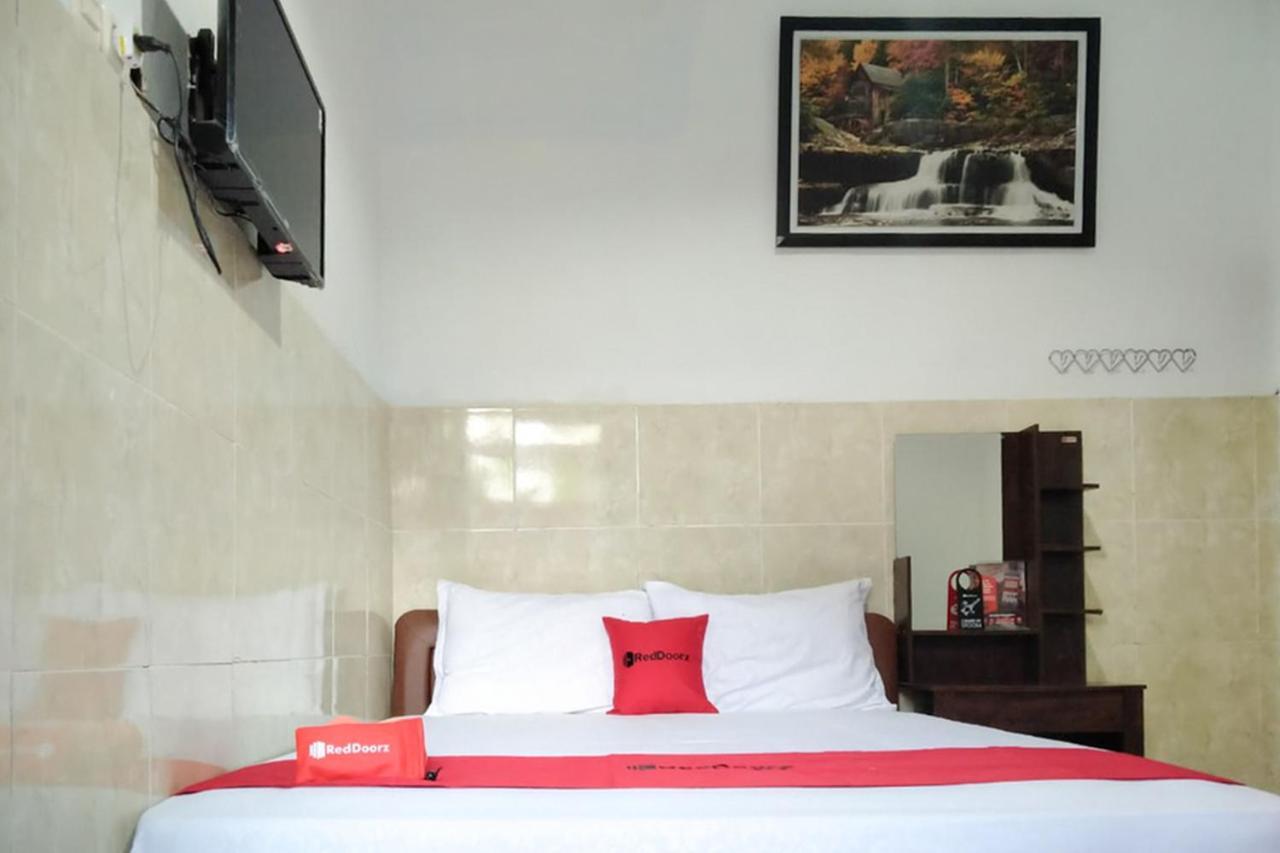 Reddoorz @ Hotel Surabaya Sumenep Экстерьер фото